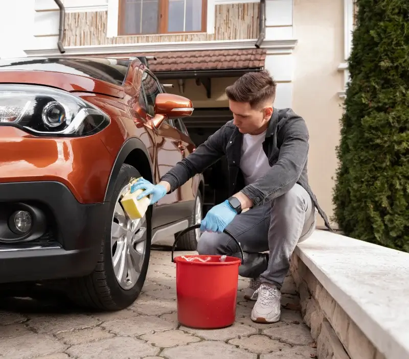 Lavage auto à domicile Druelle Balsac : professionnel intervenant sur un véhicule